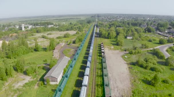 Flygfoto Över Liten Järnvägsstation Landsbygden Med Ett Godståg — Stockvideo