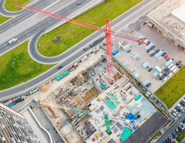 Construcción de un edificio de gran altura en el distrito financiero de la ciudad, vista aérea . — Foto de Stock