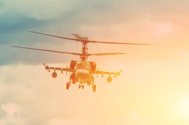 Askeri savaş helikopteri havada asılı uçar.