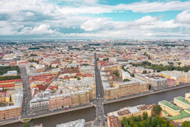 St. Petersburg şehir merkezinin yüksekliğinden, Fontanka Nehri'nden ve St. Isaac Katedrali'ne yakın mesafeden havadan manzara.