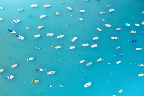 空中トップビューベイアズール水の小さなボート. — ストック写真