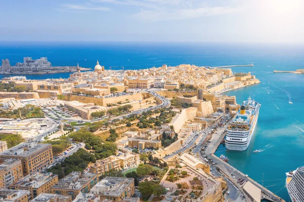 Вид с воздуха на церковь Маунт-Кармель, собор Святого Павла и большой залив с круизным лайнером в городе Валлетта, Мальта . — стоковое фото