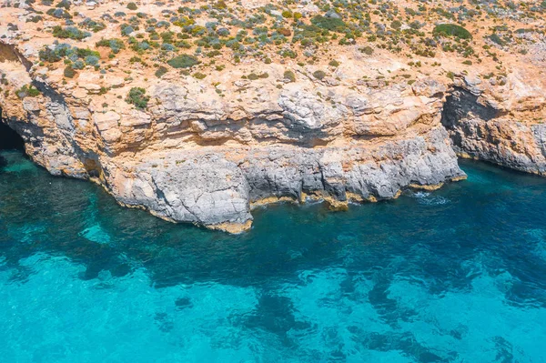 Εναέρια θέα βραχώδης ακτή βράχου και γαλάζια τροπική θάλασσα. — Φωτογραφία Αρχείου