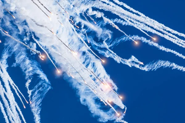 Caída de proyectiles explosivos con fuego y humo blanco en el cielo . — Foto de Stock