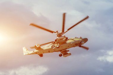 Askeri savaş helikopteri hızla havada dönüyor uçar.