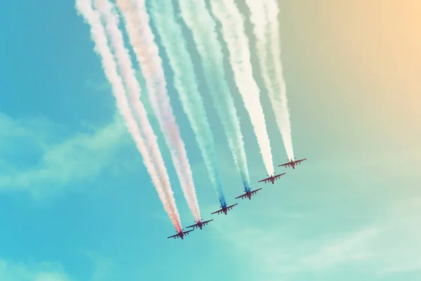 Groep vliegtuigen vliegt in een rij en verlaat een rokerige Trail in de lucht. — Stockfoto