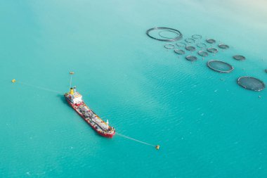 Balık büyüyen için çiftlik yakınında, körfezde demirlemiş hava görünümü kargo tanker.