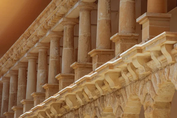 Columnas bajas de piedra caliza naranja, elementos de arquitectura exterior . — Foto de Stock