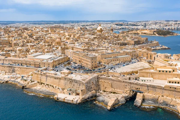 Вид с воздуха на церковь Маунт-Кармель, собор Святого Павла и большой залив с круизным лайнером в городе Валлетта, Мальта . — стоковое фото
