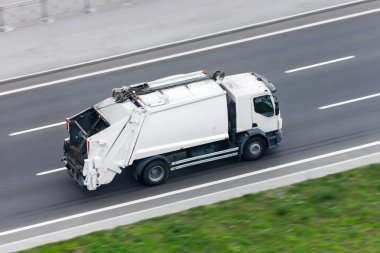 Şehirde geri dönüşüm kamyonu gezintisi.