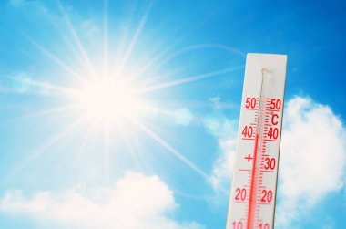 Termometre gökyüzünde parlak güneş, parlayan ışınları, aşırı hava kavramı sıcak.
