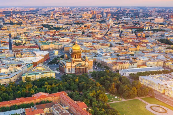 Sunset view of the historical center of St. Petersburg, St. Isaac 's Cathedral and the Bronze Horseman Peter 1 . — стоковое фото