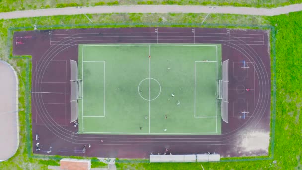 从足球场的无人机的鸟顶视图 — 图库视频影像