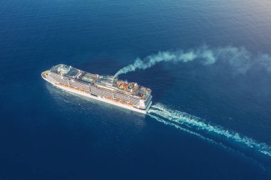 Mavi denizde Cruise Ship liner yelken su deniz manzarası yüzeyine bir tüy bırakarak. Havadan görünüm deniz seyahat kavramı, yolculukları.