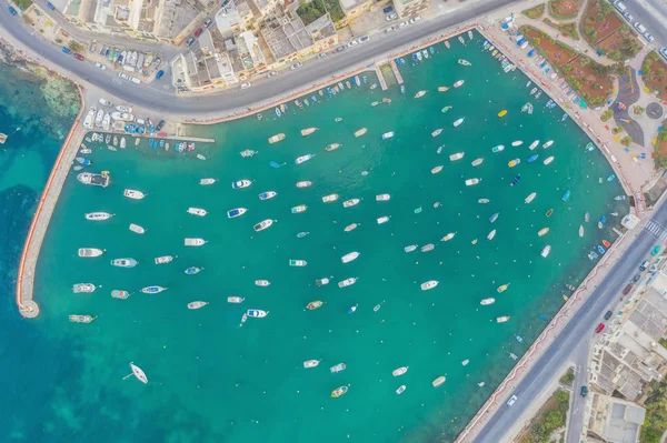 Вид сверху с воздуха небольшие лодки в заливе лазурная вода, городской залив, гавань и набережная с дороги и дома . — стоковое фото