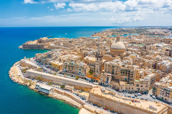 Letecký pohled na kostel Panny Marie Karmel, Katedrála svatého Pavla ve Vallettě, Malta. — Stock fotografie