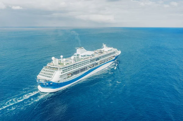 Mavi denizde Cruise Ship liner yelken su deniz manzarası yüzeyine bir tüy bırakarak. Havadan görünüm deniz seyahat kavramı, yolculukları.