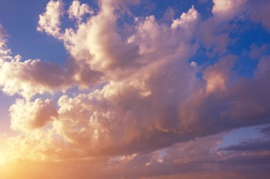 Yumuşak günbatımı ışığı ile akşam bulutları, kümülüs bulutüzerinde degrade kontrast.