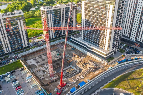 Construcción de un edificio de gran altura en el distrito financiero de la ciudad, vista aérea . — Foto de Stock