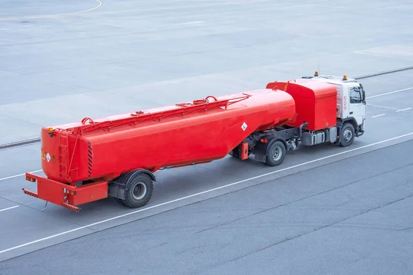 Camión rojo con tanque y remolque de combustible de aviación en el aeródromo del aeropuerto . —  Fotos de Stock