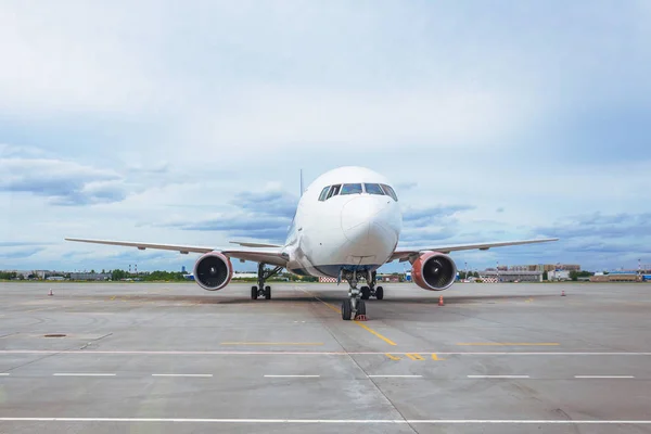 Passenger aircraft, waiting signal to start towing push back for departure. — Stock Photo, Image