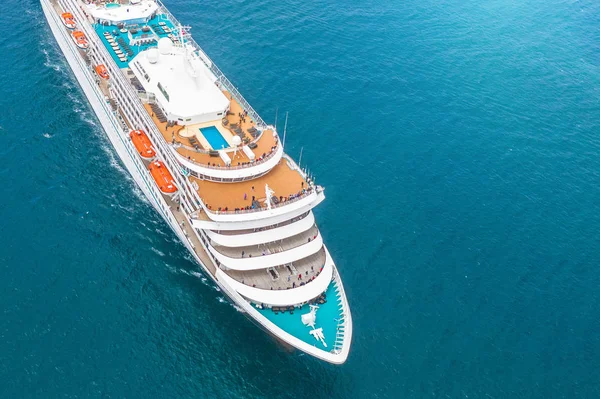 Näsan av kryssningsfartyget i det turkosa havet. Begreppet sommar Sea Cruise Tours. — Stockfoto