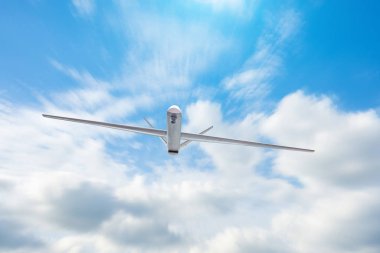 İnsansız askeri insansız hava aracı bölgede devriye gezen uçar gün bulutları gökyüzü.