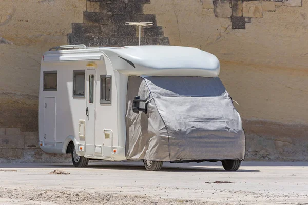 Auto, trailer van camper geparkeerd op de parkeerplaats, de cabine is bedekt met een luifel. — Stockfoto