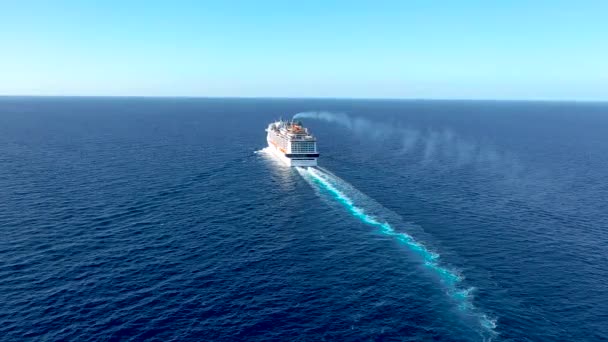 Crucero Buque Línea Entra Horizonte Mar Azul Dejando Una Pluma — Vídeos de Stock