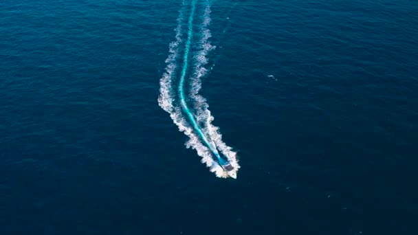 Bootsstart Mit Hoher Geschwindigkeit Schwimmt Mittelmeer Luftaufnahme — Stockvideo