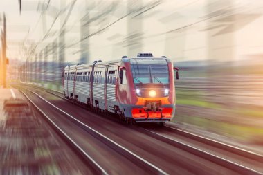 Yolcu dizel tren demiryolu hareket bulanıklık etkisi ile seyahat.