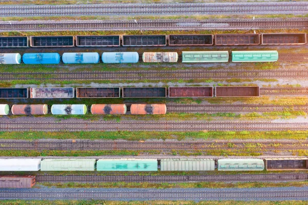 Demiryolu istasyonunda çeşitli tren vagonlarının havadan görünüşü, üst manzara.. — Stok fotoğraf