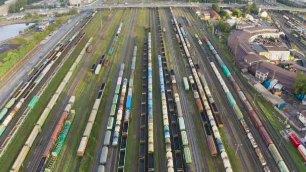 Flygvy Flygning Över Järnväg Sortering Frakt Station Med Olika Vagnar — Stockvideo