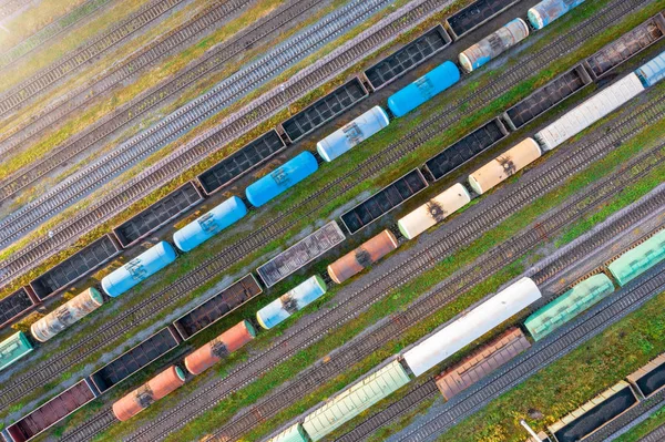 Letecký pohled na železniční nákladní nádraží s různými vozy, s řadou železničních tratí. Těžká Průmyslová krajina. — Stock fotografie