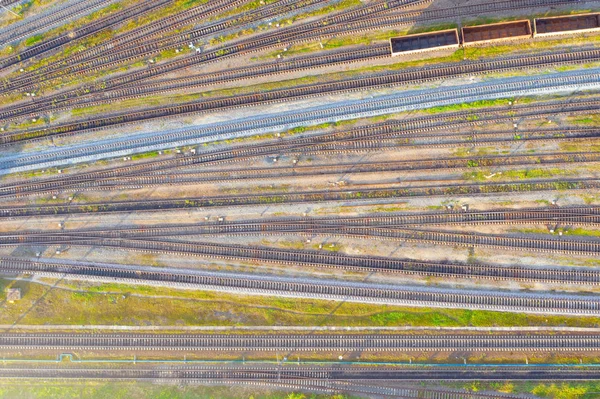 Marshalling bahçesinde birçok boş demiryollarının üst havadan görünümü. — Stok fotoğraf