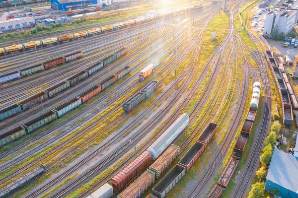 Vista aérea de vuelo sobre la estación de carga de clasificación de ferrocarril con varios vagones, con muchas vías de ferrocarril ferrocarril. Paisaje industria pesada . — Foto de Stock