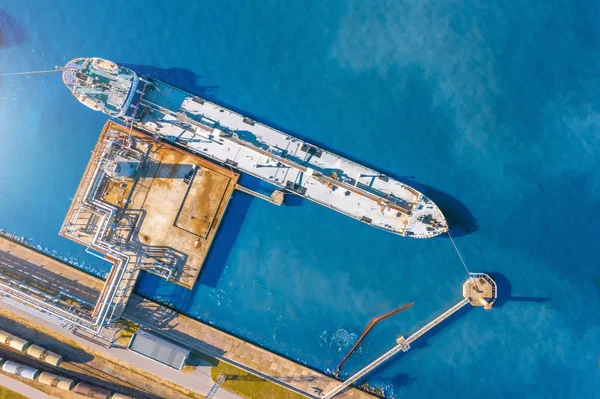 Aerial Top View tanker bij het lossen in een grote bulk haven vloeibare lading, olie, vloeibaar gas, brandstof — Stockfoto