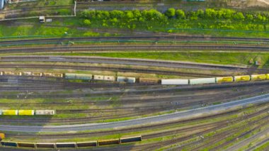Tren istasyonunda mal ile çeşitli demiryolu vagon trenleri havadan üst görünümü, yük treni kalkış