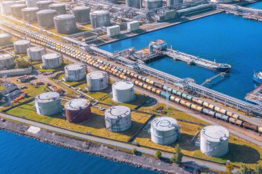 Büyük depolama tankları ile hava görünümü büyük liman petrol yükleme terminali. Deniz yoluyla dökme yük teslimi için demiryolu altyapısı, nakliye ve teslimat için gemi tankerinde pompa istasyonu kullanarak.