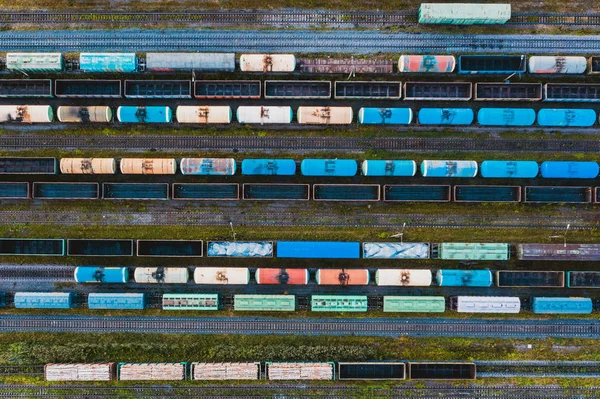 Luchtfoto van spoor sortering vracht station met spoorvervoer, met vele spoorrails spoorweg. Zwaar industrie landschap. — Stockfoto