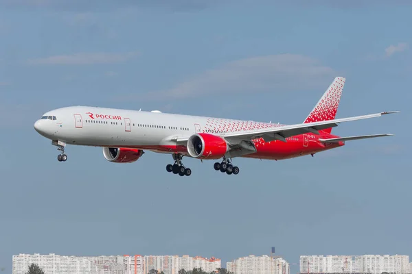 Boeing 777-300 Rossiya linhas aéreas, aeroporto Pulkovo, Rússia Saint-Petersburg. 10 de agosto de 2019 . — Fotografia de Stock