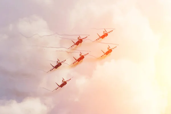 Aviones cazas fuman el fondo del cielo y el sol — Foto de Stock