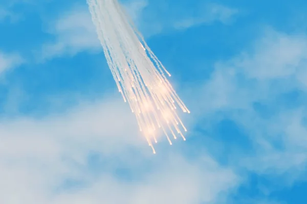 Caída de llamaradas de varios meteoritos de asteroides en el cielo nuboso del día . — Foto de Stock