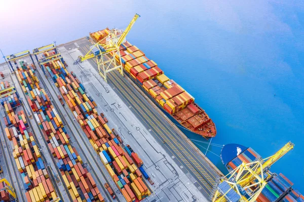 Liman rıhtımının yüksekliğinden havadan görünüm, konteyner boşaltma beklentisiyle okyanustan gelen demirlemiş kargo gemisi.