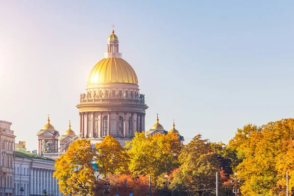 Alexander Park St Petersburg parlak bir altın kubbe sonbahar ağaçları ile St Isaac Katedrali görünümü.