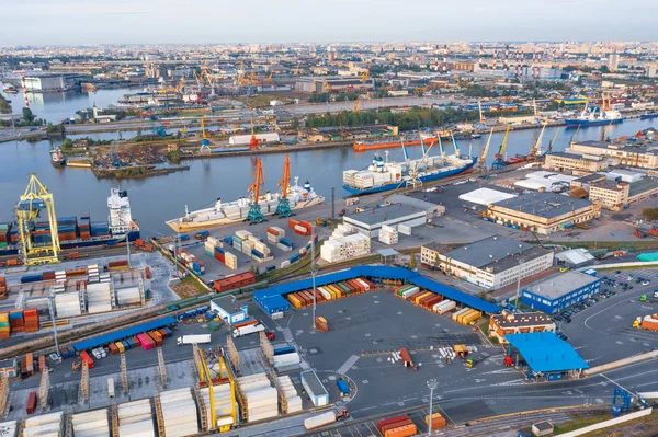 Панорамный вид сверху с высоты портовой гавани и промышленной зоны города, с плотно связанной инфраструктурной структурой - железнодорожным, морским, наземным транспортом — стоковое фото