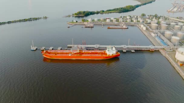 Reusachtig Red Marine Tanker Schip Met Olie Afgemeerd Olieproducten Laden — Stockvideo