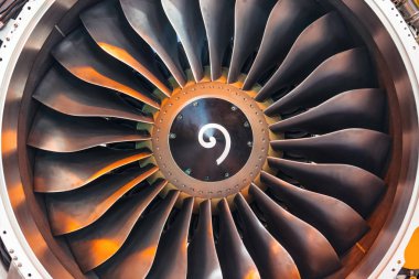 Modern uçak sıcak gölge ışık bir turbofan türbin bıçakları jet motoru yakın.