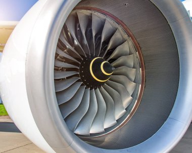 Modern uçakta motor turbofan türbin kanatları jet motoru yakın çekim.