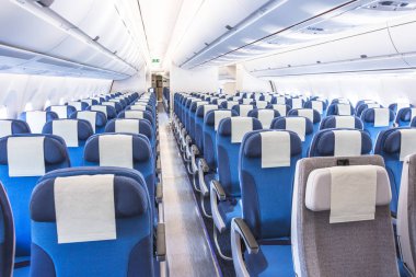 Boş bir geçit iç salon görünümü yolcu koltukları iç.